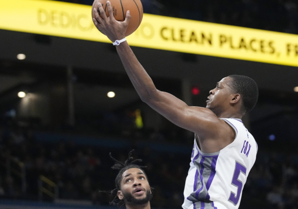  福克斯关键抢断锁定胜局，国王主场力克马刺止连败